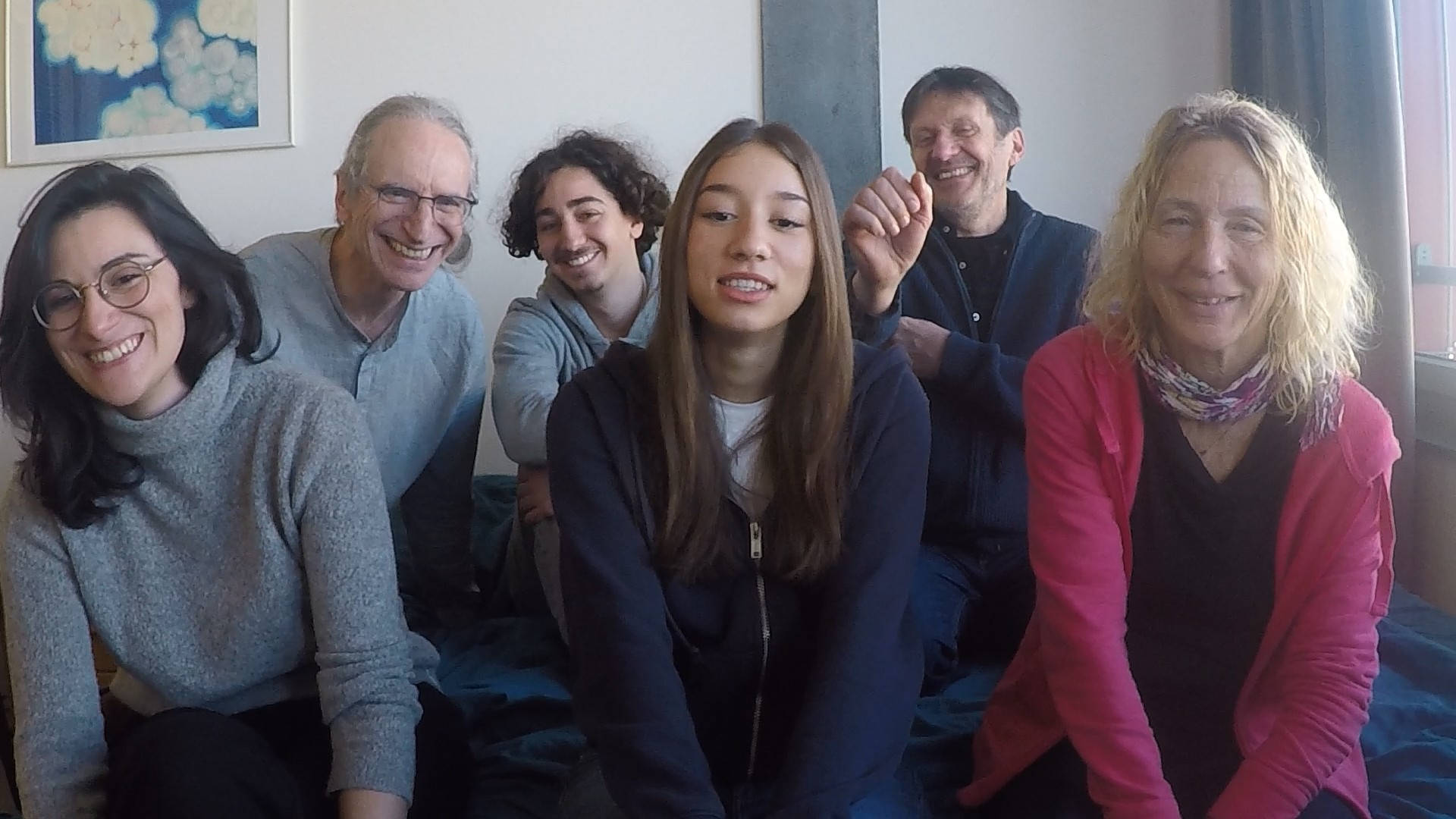 Anja, Cesare, Kerem, Maria, Laci und Pia während der Dreharbeiten lachend