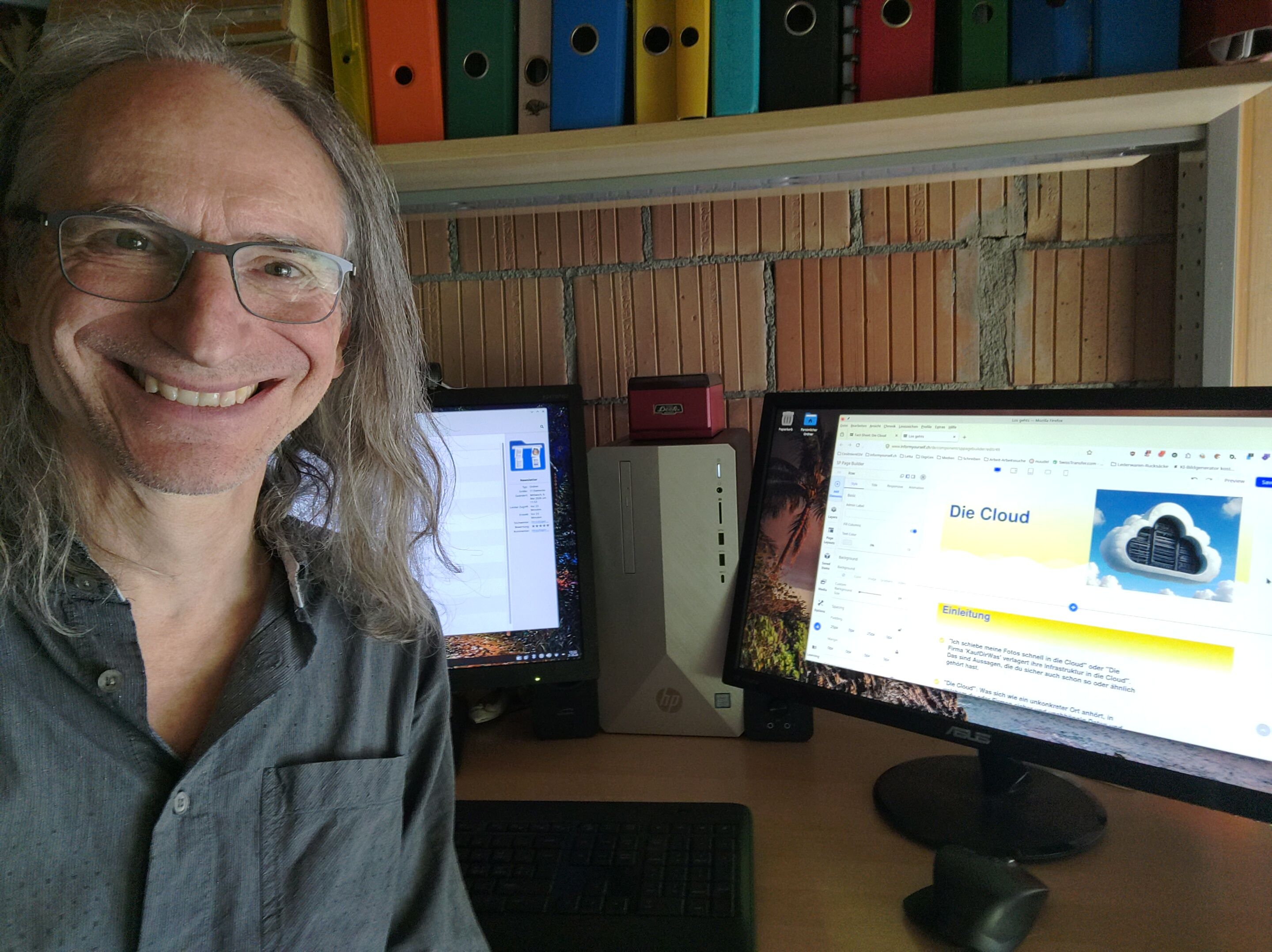 Cesare Sciarra an seinem Arbeitsplatz. Im Hintergrund sieht man einen PC und zwei Monitore, auf welchen die Web-Version des Fact-Sheets 